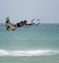 Bruna Kajiya y Kevin Langeree dominan en kiteboarding en las Playas de Janda