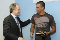 lvaro Prez felicita a Edey Martn por su tercer puesto en el Circuito Nacional de Bodyboard